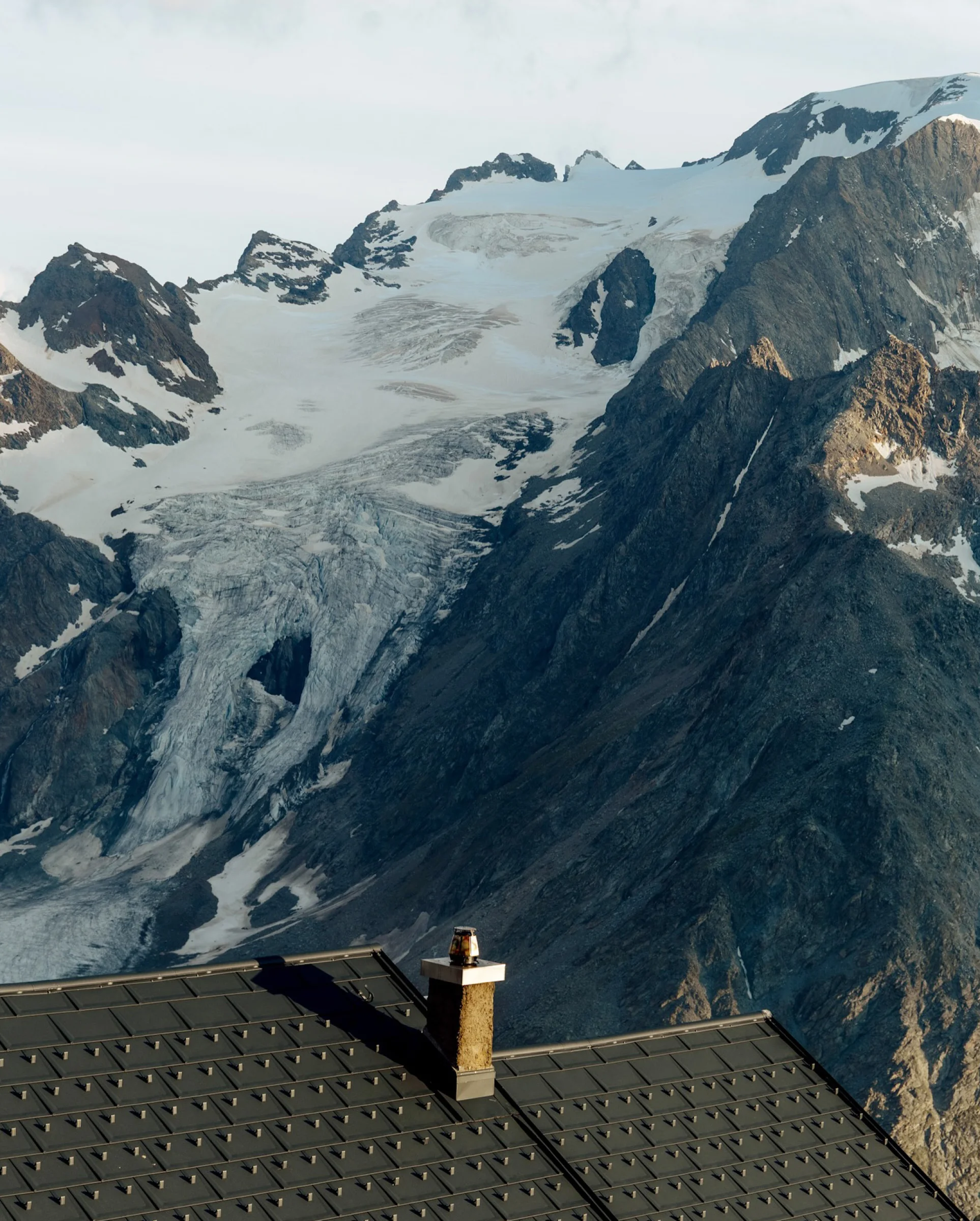 There's a strong chance this image contains the following subjects: landscape,  travel,  mountain,  snow. Source: https://www.instagram.com/heja_elsa/ Photographer_name: Elsa. Title: The perfect spot. Published: 2025-10-12 11:37:33