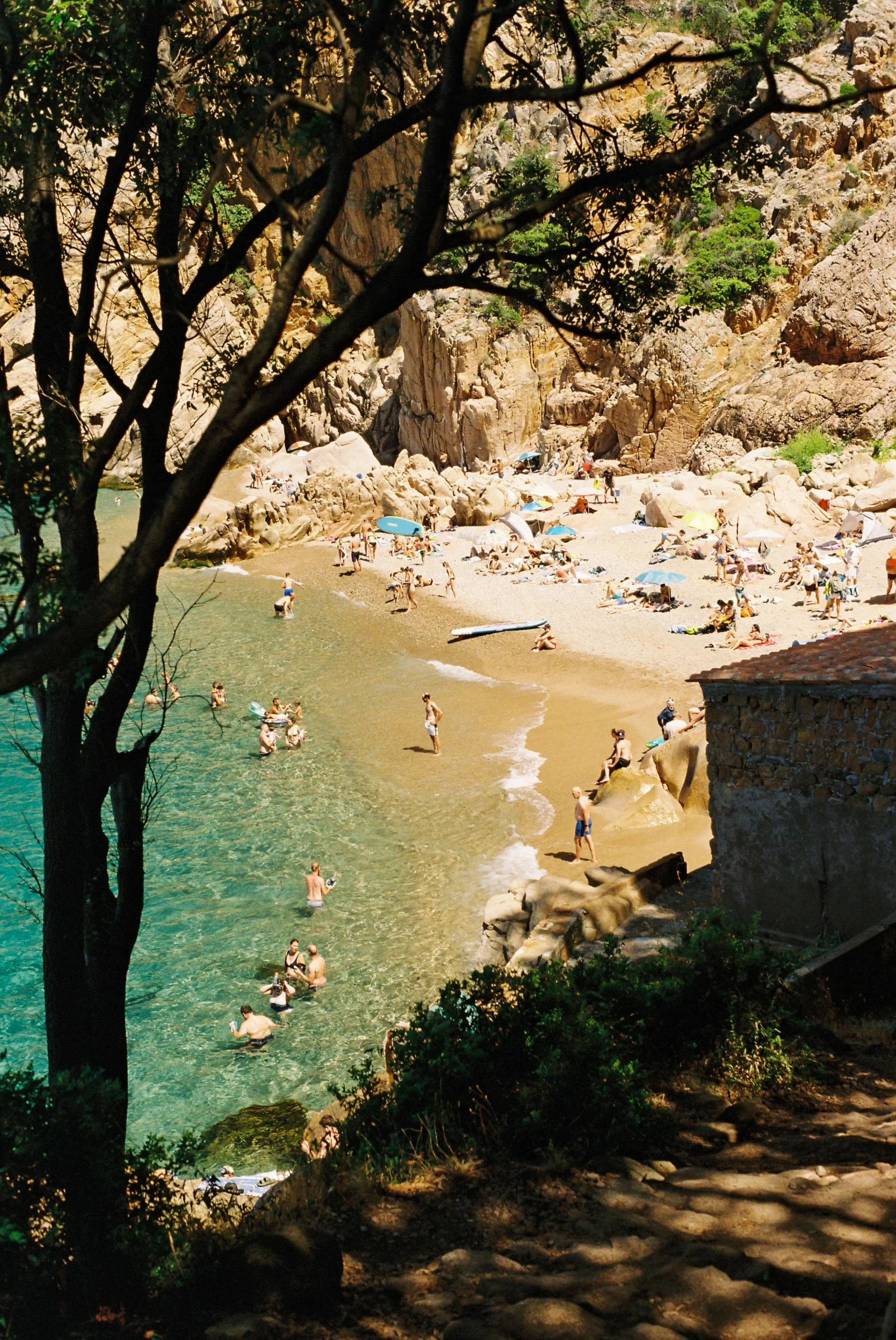 There's a strong chance this image contains the following subjects: beach. Photographer_name: Natacha  Stra. Published: 2025-10-28 07:50:59